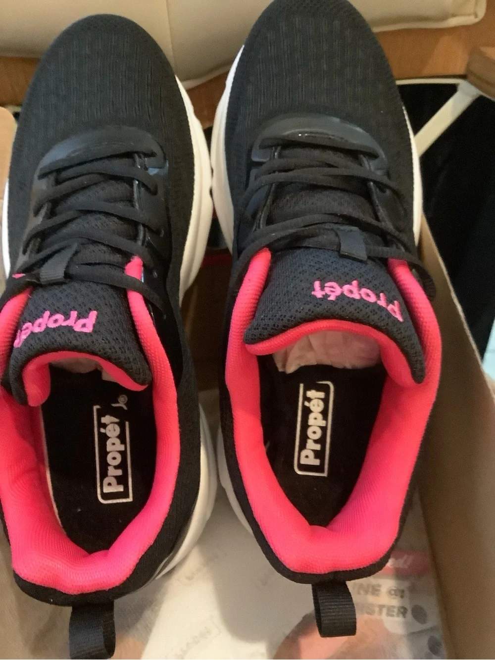 New in the box PROPET 10W Stability Strive Walking Sneakers Black & Hot Pink New